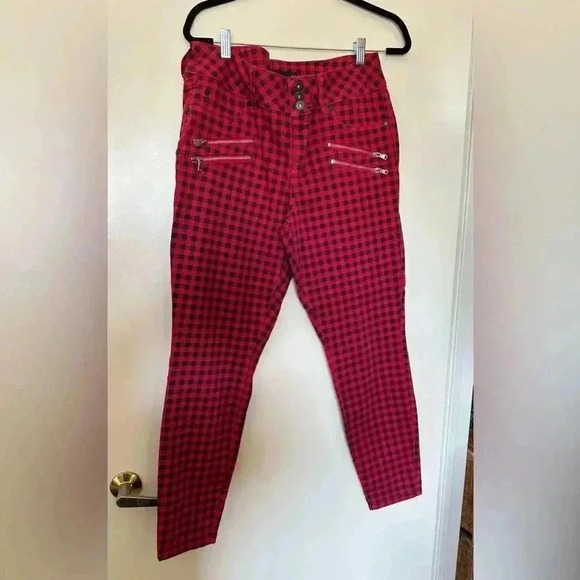 NWOT Never Worn Red and Black Checkered Torrid Jeans - Picture 1 of 5